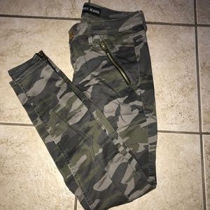 Express Stella Low Rise Camo Jeans, Size 4